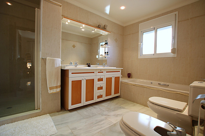 Qlistings House - Villa in El Chaparral, Costa del Sol image 7